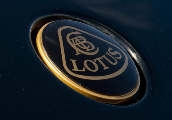Lotus autó embléma